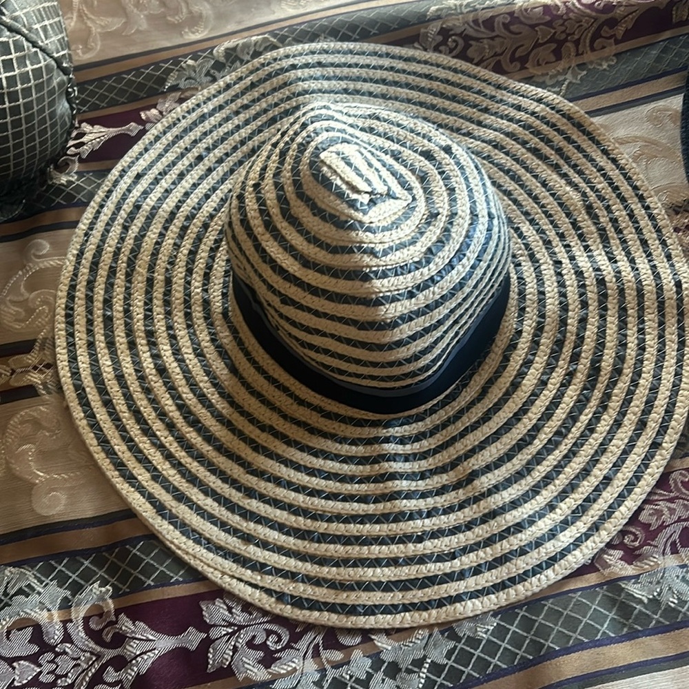Nice sun floppy sun hat great condition